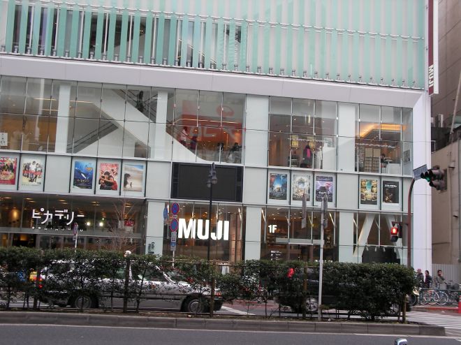 映画の広告も貼られている入り口周辺の風景